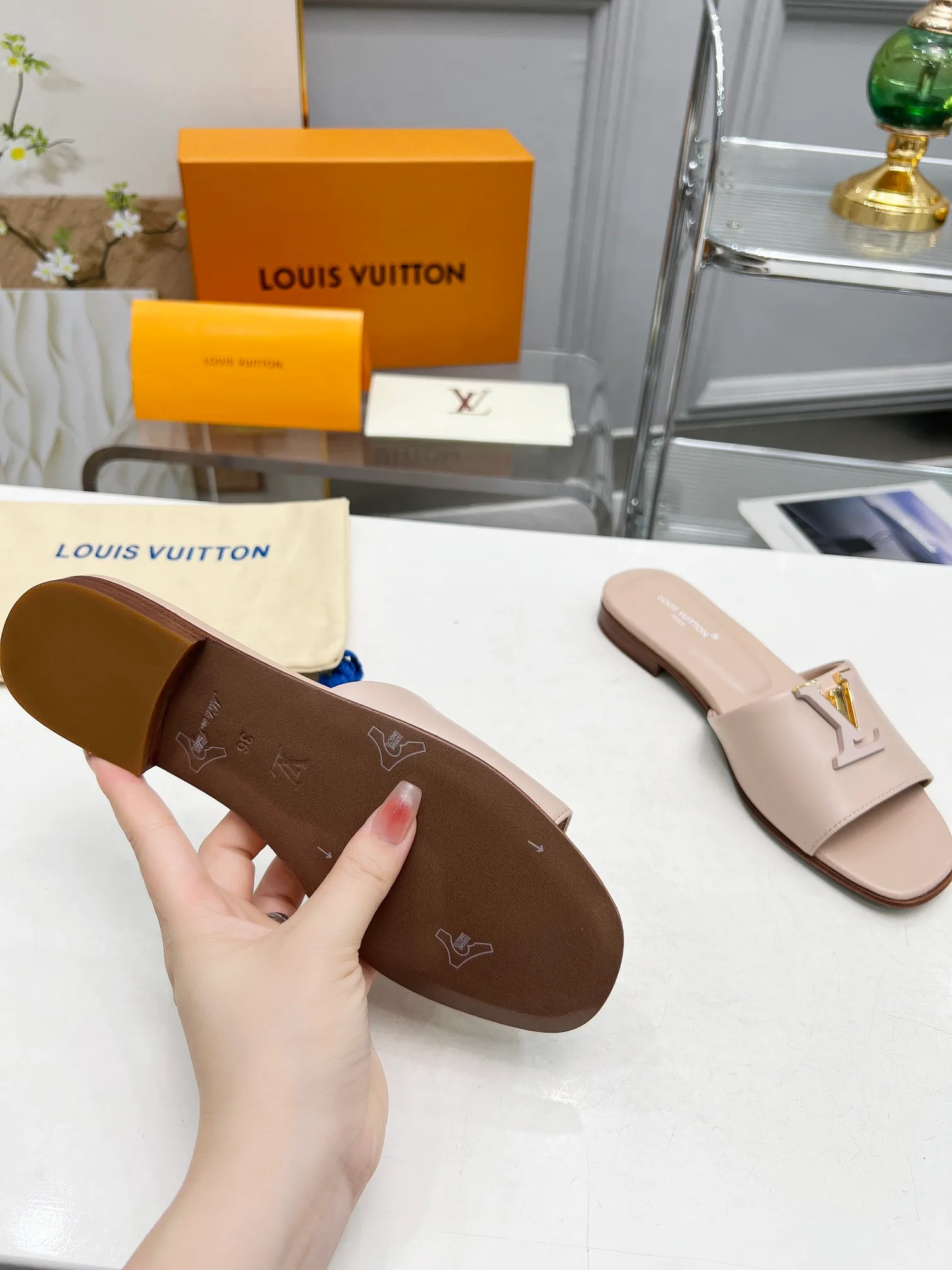👟👟Ex-factory price 440👟👟Louis Vuitton/Louis Vuitton women's new sandals LV SUNSET COMFORT flat sandals are made of exquisite cowhide and sheepskin lining, the uppers show handicrafts, and are matched with genuine leather soles*@wearing experience. LV logo hardware buckle on upper, size 35-42